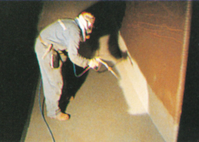 喷砂处理至Sa 2 1/2后，可喷涂乙烯酯玻璃鳞片漆(Chemflake Special)